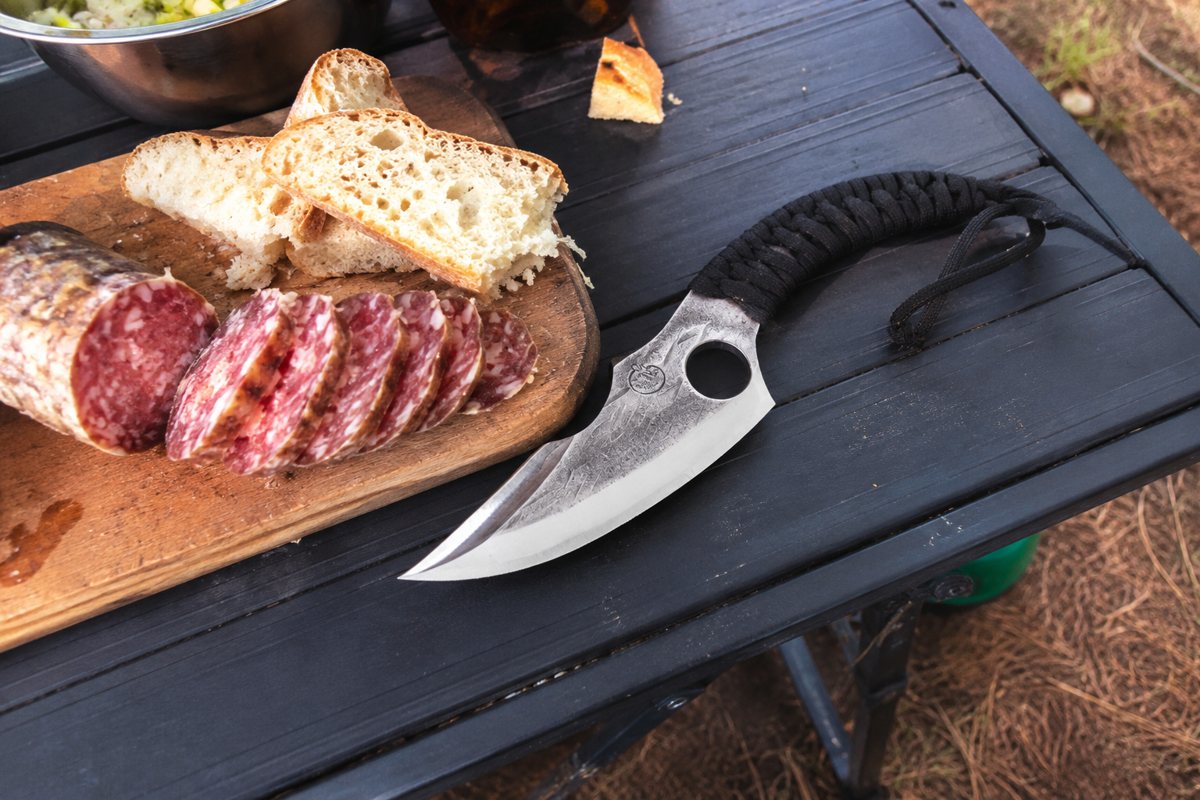 Predator nož na kamping stolu