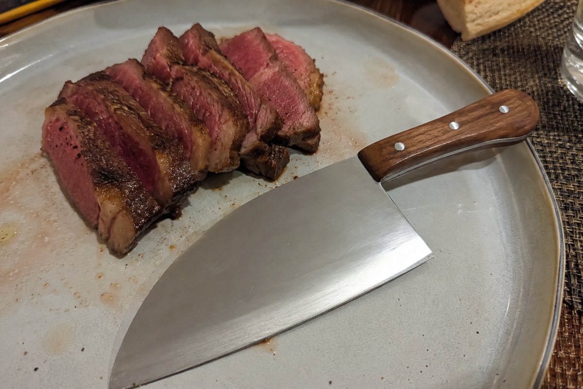 Steak nož uz isečen biftek