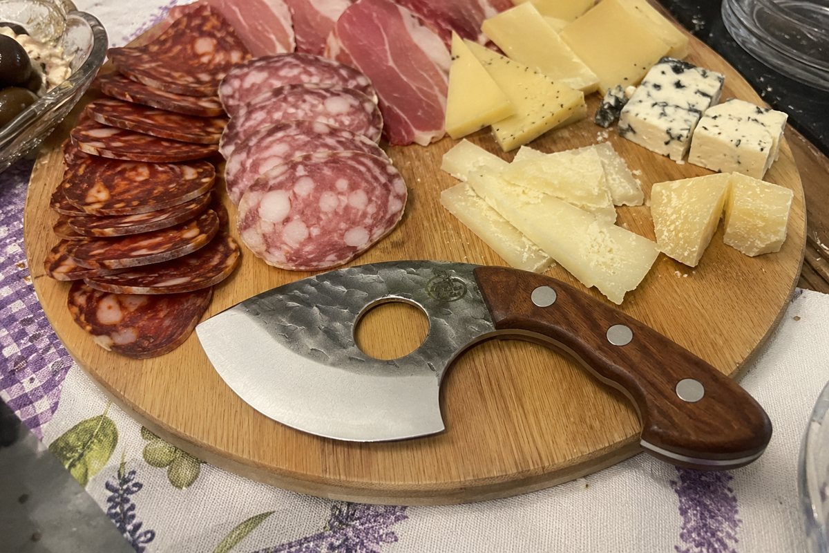 Višenamenski nož na plati sa sirevima i suhomesnatim